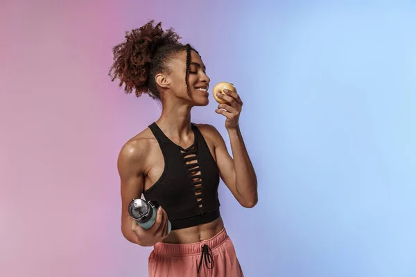 Leende Sportig Kvinna Håller Flaska Vatten Och Ett Äpple Efter — Stockfoto