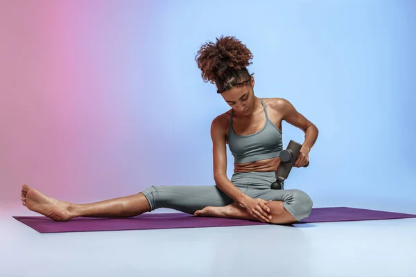 Vrouw Doet Sport Fysieke Pijn Fysiotherapie Spierherstel Massage Studio Achtergrond — Stockfoto