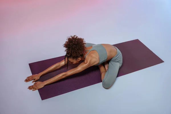 Atletische Vrouw Sportkleding Doen Stretching Oefeningen Yoga Mat Studio Achtergrond — Stockfoto