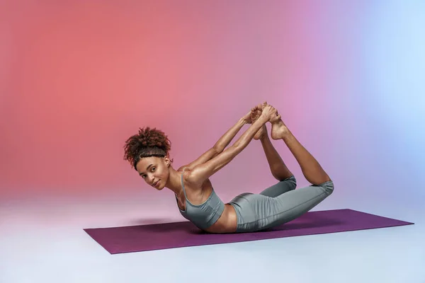 Atletische Vrouw Sportkleding Doen Stretching Oefeningen Yoga Mat Studio Achtergrond — Stockfoto