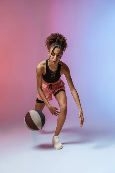 漂亮的女篮选手在运动和行动工作室背景的彩色滤镜 — 图库照片