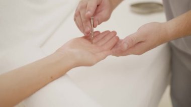 Doktorlar kadın vücudunda güzellik spasında elle akupunktur tedavisi uyguluyorlar.