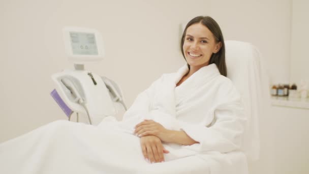 Mujer Albornoz Blanco Relajante Durante Procedimiento Médico Clínica Belleza — Vídeos de Stock