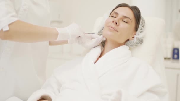 Cosmetologist Makes Rejuvenating Wrinkle Injections Woman Face High Quality Footage — Stock Video