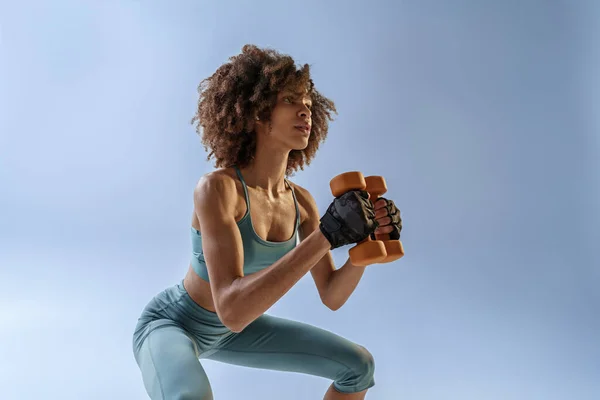Stüdyo Arka Planında Dambıllarla Egzersiz Yapan Bir Kadın Spor Sağlıklı — Stok fotoğraf