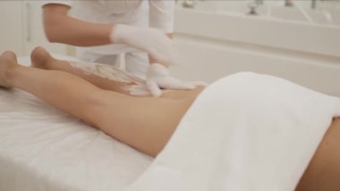  Müşteri bacağına krem süren masaj uzmanına yaklaş. Güzellik konsepti