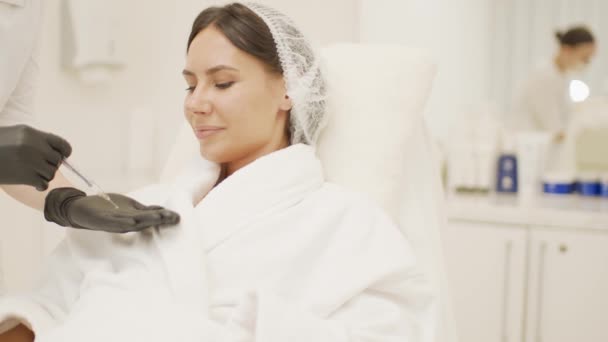 Kosmetolog Menunjukkan Kepada Klien Mengisi Jarum Suntik Dengan Asam Hialuronat — Stok Video