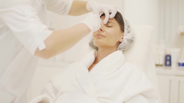 Kosmetolog Gör Föryngrande Rynka Injektioner Kvinnans Ansikte Högkvalitativ Film — Stockvideo