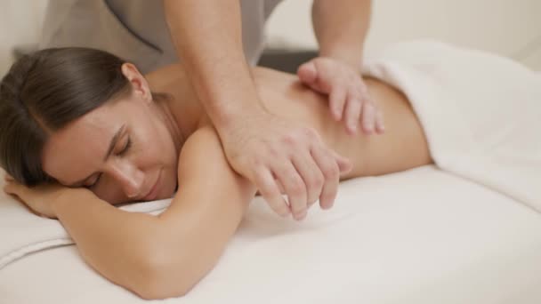 Ontspannen Vrouw Krijgt Weer Massage Het Wellnesscentrum Massage Voor Gezondheid — Stockvideo