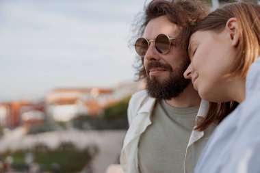 Birbirine aşık bir çift yaz tatilinde şehir sokaklarında sarılıp gülümsüyor. Yüksek kalite fotoğraf