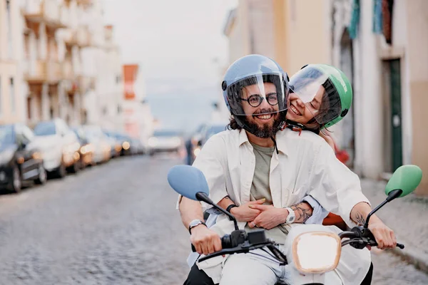 Koruyucu Şapkalı Mutlu Çift Lizbon Caddesinde Klasik Scooter Kullanıyor Yüksek — Stok fotoğraf