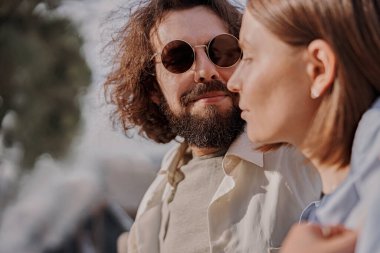 Aşık bir adam romantik bir buluşma sırasında kız arkadaşına gülümseyen bir şekilde bakar. Yüksek kalite fotoğraf