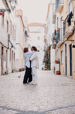 Eski Lizbon caddesinde sarılan turist çift. Turizm ya da romantik ilişki kavramı