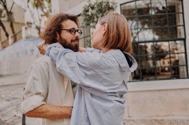Eski Lizbon caddesinde sarılan turist çift. Turizm ya da romantik ilişki kavramı