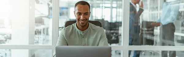 Elfoglalt Afrikai Üzletember Aki Laptopon Dolgozik Miközben Modern Coworking Ban — Stock Fotó