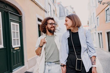 Lizbon 'un eski caddesinde yürüyen iki turist. Yaz Avrupa tatili