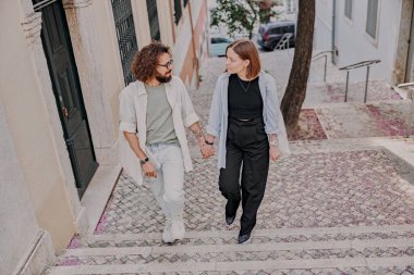 Lizbon 'un eski caddesinde yürüyen iki turist. Yaz Avrupa tatili