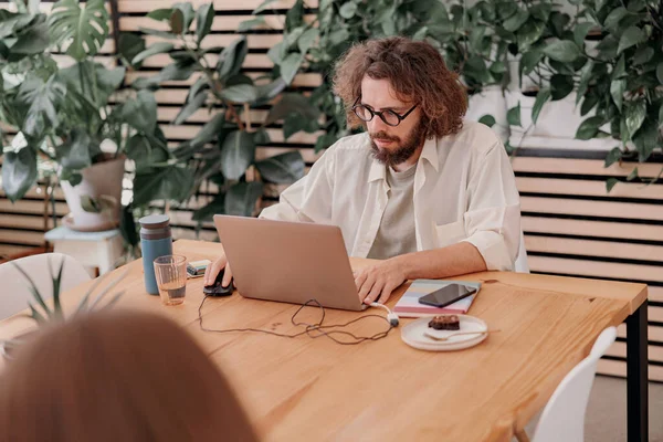 Freelancer Masculino Trabalhando Laptop Enquanto Sentado Working Moderno Foto Alta — Fotografia de Stock