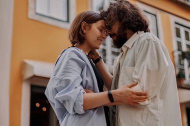 Eski Lizbon caddesinde sarılan turist çift. Turizm ya da romantik ilişki kavramı