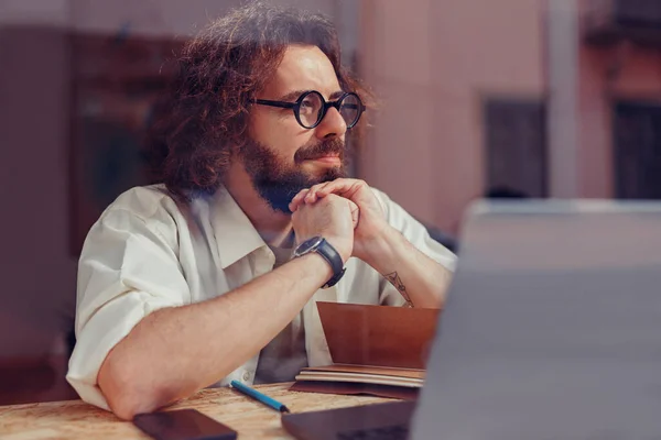 Figyelmes Ember Néz Ablakon Miközben Dolgozik Laptop Coworking Kiváló Minőségű — Stock Fotó