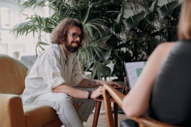 Modern çalışma alanında birlikte çalışan bir çift. Mesafe çalışma konsepti. Yüksek kalite fotoğraf