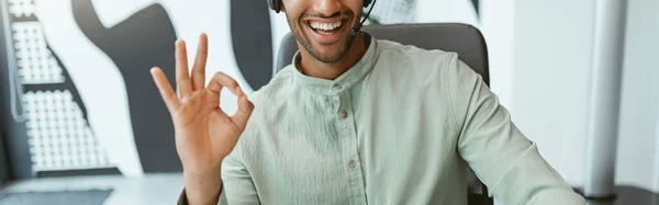 Afrykański Biznesmen Słuchawkach Rozmawiający Przez Internet Klientem Siedzącym Biurze Zamazane — Zdjęcie stockowe