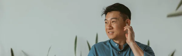 Selbstbewusster Asiatischer Geschäftsmann Der Gemütlichen Büro Einem Digitalen Tablet Arbeitet — Stockfoto