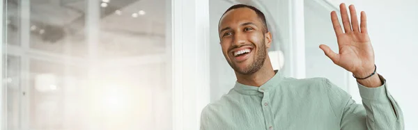 現代のオフィスに立って携帯電話を保持するアフリカのビジネスマンの笑顔 ぼやけた背景 — ストック写真
