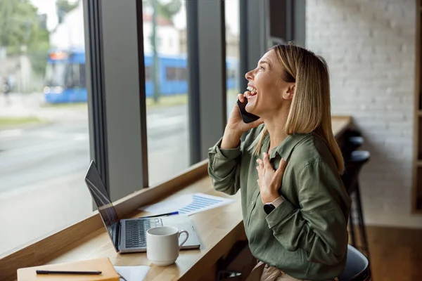 Mosolygó Üzletasszony Használja Telefont Miközben Coworking Dolgozni Laptop — Stock Fotó