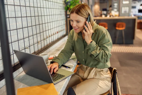 Mosolygó Üzletasszony Használja Telefont Miközben Coworking Dolgozni Laptop — Stock Fotó