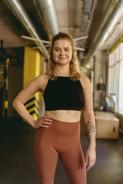 Självsäker Ung Kvinna Mode Sportig Outfit Stående Ensam Ett Gym — Stockfoto