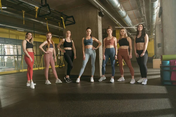Femmes Sportives Remise Forme Debout Dans Gym Regarder Caméra Avec — Photo