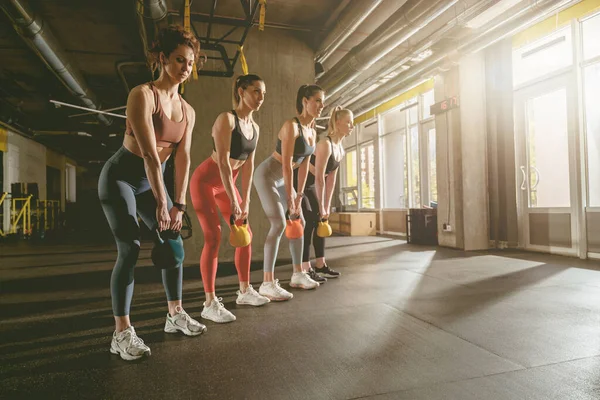 Een Groep Sportieve Vrouwen Die Hurken Doen Met Gewichten Hun — Stockfoto