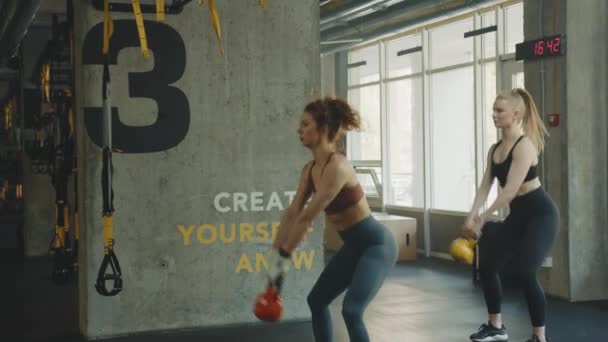 Frauengruppe Beim Kniebeugen Mit Gewichten Der Hand Sportverein Hochwertiges Filmmaterial — Stockvideo
