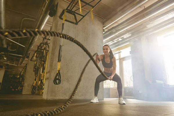 健身妇女在健身中心用双手两根缆绳训练三头肌 高质量的照片 — 图库照片