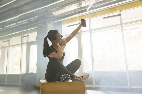 Fit Woman Sportswear Take Selfie Workout Gym Resting High Quality — Stock Photo, Image