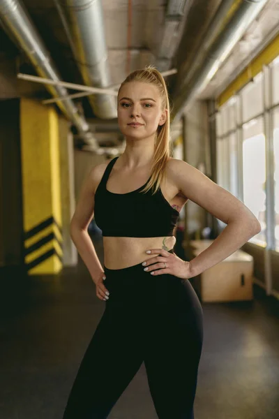Porträtt Vältränad Atletisk Kvinna Fitness Tränare Eller Coach Ler Mot — Stockfoto