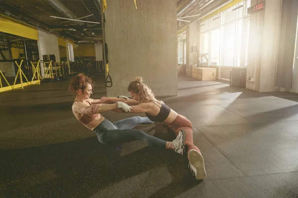 Ovanifrån Tränare Hjälper Kvinnan Att Sitta Straddle Split Golvet Gymmet — Stockfoto