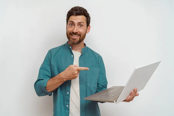 Lächelnder Mann Zeigt Auf Laptop Computer Während Auf Weißem Hintergrund — Stockfoto