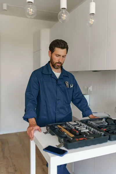 男工在家里厨房里站着一个打开的工具箱 高质量的照片 — 图库照片