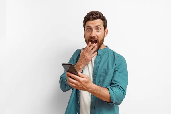 Surprised Man Holding Mobile Phone While Standing White Background High — Stock Photo, Image