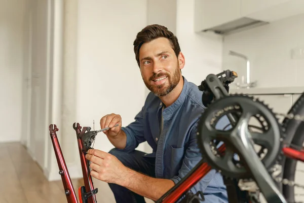 Bonito Homem Roupas Casuais Reparando Própria Bicicleta Casa Foto Alta — Fotografia de Stock