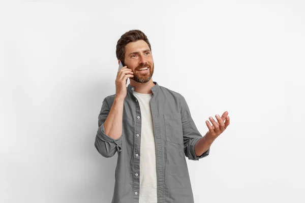 Homem Sorridente Falando Por Telefone Celular Enquanto Estava Sobre Fundo — Fotografia de Stock