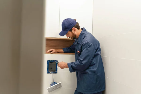 Male Plumber Adjusting Frame Toilet Actuator Panel Mounted Wall — Stock Photo, Image