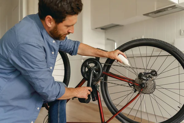 Close Homem Roupas Casuais Lubrificar Cadeia Bicicletas Com Óleo Casa — Fotografia de Stock