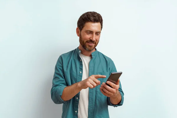 Homem Usar Seu Telefone Celular Enquanto Está Sobre Fundo Branco — Fotografia de Stock