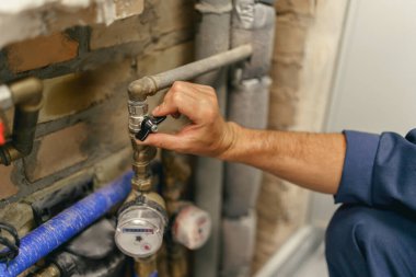 Tesisatçı tamir etmeden önce su borusunun vanasını kapatacak. Yüksek kalite fotoğraf