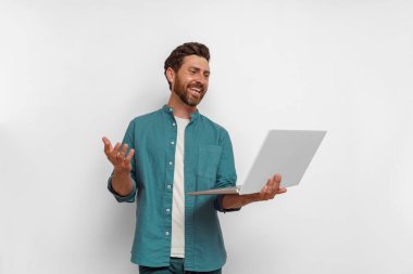 Bilgisayarlı yakışıklı adam beyaz arkaplan üzerinden görüntülü konuşma yapıyor. Yüksek kalite fotoğraf