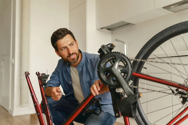 집에서 자전거 자체를 캐주얼 잘생긴 품질의 — 스톡 사진