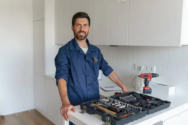 Επαγγελματίας Μάστορας Τσάντα Εργαλείων Στέκεται Στο Σπίτι Κουζίνα Φόντο Υψηλής — Φωτογραφία Αρχείου